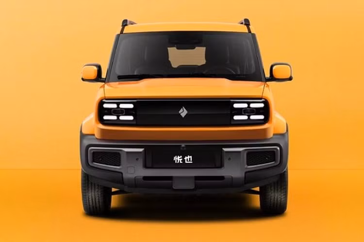 Chiều dài cơ sở của xe đạt 2.110mm và trọng lượng 1.006kg. Mẫu xe SUV điện Baojun Yep được thiết kế với 4 chỗ ngồi, tuy nhiên, hàng ghế sau được đánh giá là khá nhỏ chỉ phù hợp với trẻ em. Bên cạnh đó, cũng có nhiều đồn đoán cho rằng hãng xe sẽ bổ sung 1 phiên bản Yep với kích thước lớn hơn và có 5 cửa.