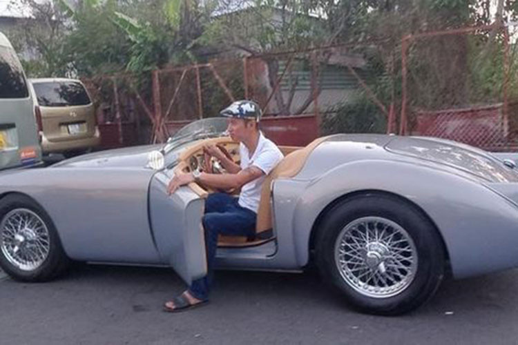 "Chơi xe mui trần ở Việt Nam đã là 1 sai lầm mà còn tậu hẳn xe không mui thì quả là cực hình", "Nhìn cứ như ôtô nhưng hóa ra công dụng tối thiểu che mưa che nắng lại không có, y như xe máy", không ít cư dân mạng đã để lại bình luận trước hình ảnh một người đàn ông dùng dù để che nắng cho mình.