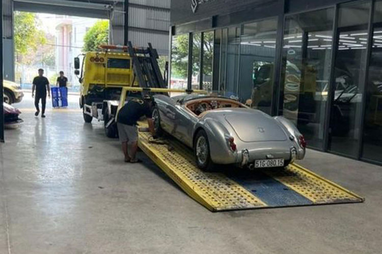 Trước đó, đã có không ít hình ảnh Thái Công cùng bạn trai của mình di chuyển trên đường phố Sài thành bằng chiếc xe không mui MGA 1600, nhìn thì xe rất đẹp nhưng trải nghiệm 1 xe mui trần giữa trưa nắng, bụi mù mịt thì chẳng khác gì đi xe máy.