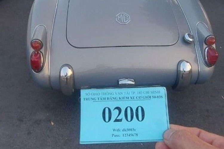 Được biết, chiếc xe không mui MGA 1600 này thuộc sở hữu của nhà thiết kế Thái Công, vào giữa năm ngoái, anh đã khoe mất tới 3 tháng để "dọn xe" MGA 1600 từ trong ra ngoài lẫn phần động cơ, trong đó, nhà thiết kế này chọn màu sơn Extreme Silver Melatic đến từ hãng xe Bentley, đây là màu bạc, khác với màu trắng mà xe đã mang.