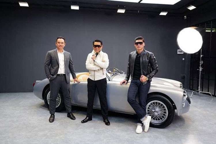 Ngoài việc được phủ lên ngoại thất màu Extreme Silver Melatic khá sang trọng, nhiều chi tiết "zin" theo chiếc xe không mui MGA 1600 của Thái Công cũng được xưởng độ ở Sài Gòn quyết định loại bỏ để mang đến ngoại hình quyến rũ hơn cho chiếc xe này.