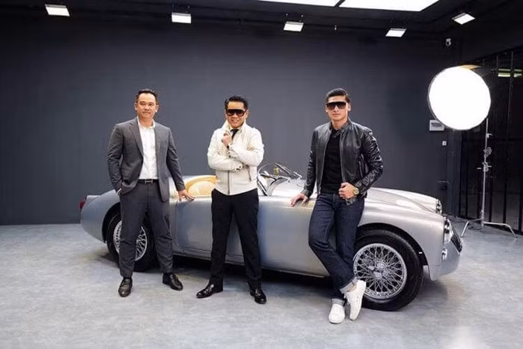 Ngoài việc được phủ lên ngoại thất màu Extreme Silver Melatic khá sang trọng, nhiều chi tiết "zin" theo chiếc xe không mui MGA 1600 của Thái Công cũng được xưởng độ ở Sài Gòn quyết định loại bỏ để mang đến ngoại hình quyến rũ hơn cho chiếc xe này.