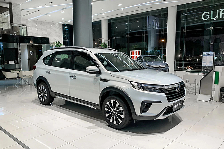 Trang bị nội thất của Honda BR-V 2023 cũng khá tươm tất với ghế bọc da, màn hình màu TFT trong bảng đồng hồ, màn hình cảm ứng trung tâm 7 inch, tính năng khởi động máy từ xa, bệ tì tay cho 2 hàng ghế đầu và ổ điện cho cả hàng ghế cuối. Đáng tiếc là xe vẫn dùng phanh tay chỉnh cơ thay vì phanh tay điện tử như một số đối thủ cùng phân khúc.