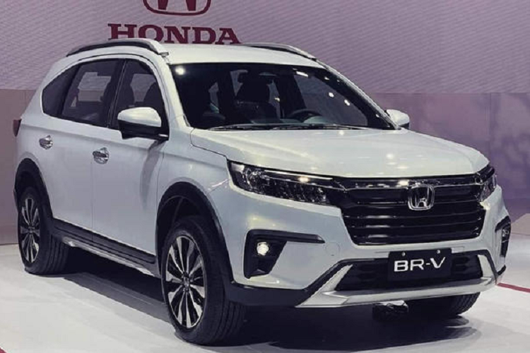 Bù lại, Honda BR-V 2023 có gói công nghệ an toàn chủ động Honda Sensing, bao gồm những tính năng như phanh khẩn cấp tự động, hệ thống kiểm soát hành trình thích ứng, hỗ trợ giữ làn đường, hỗ trợ đưa xe vào giữa làn đường, cảnh báo khi xe phía trước chuyển bánh và đèn pha tự động.