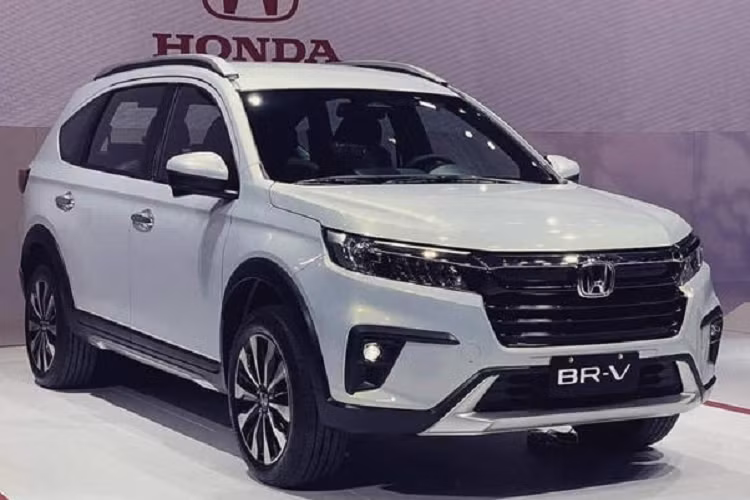Bù lại, Honda BR-V 2023 có gói công nghệ an toàn chủ động Honda Sensing, bao gồm những tính năng như phanh khẩn cấp tự động, hệ thống kiểm soát hành trình thích ứng, hỗ trợ giữ làn đường, hỗ trợ đưa xe vào giữa làn đường, cảnh báo khi xe phía trước chuyển bánh và đèn pha tự động.