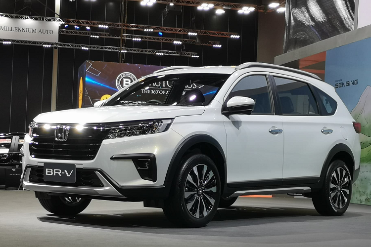 Honda BR-V 2023 được trang bị động cơ xăng 4 xi-lanh, hút khí tự nhiên, dung tích 1.5L, tạo ra công suất tối đa 119 mã lực tại tua máy 6.600 vòng/phút và mô-men xoắn cực đại 145 Nm tại tua máy 4.300 vòng/phút. Động cơ đi với hệ dẫn động bánh trước và hộp số CVT hoặc số sàn 6 cấp.