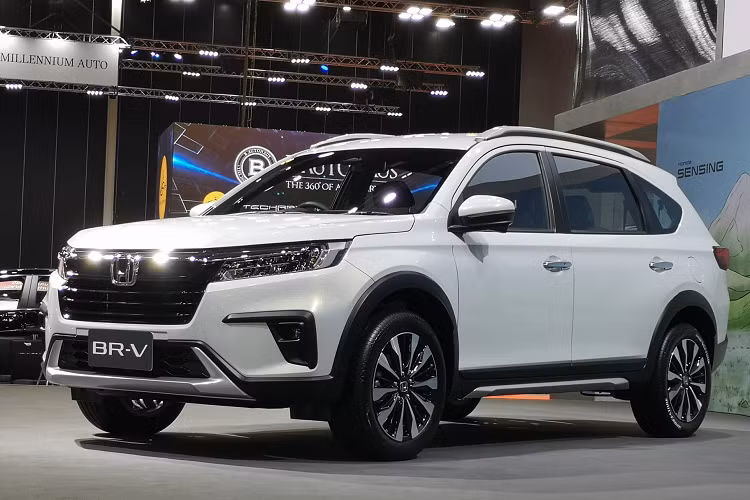 Honda BR-V 2023 được trang bị động cơ xăng 4 xi-lanh, hút khí tự nhiên, dung tích 1.5L, tạo ra công suất tối đa 119 mã lực tại tua máy 6.600 vòng/phút và mô-men xoắn cực đại 145 Nm tại tua máy 4.300 vòng/phút. Động cơ đi với hệ dẫn động bánh trước và hộp số CVT hoặc số sàn 6 cấp.