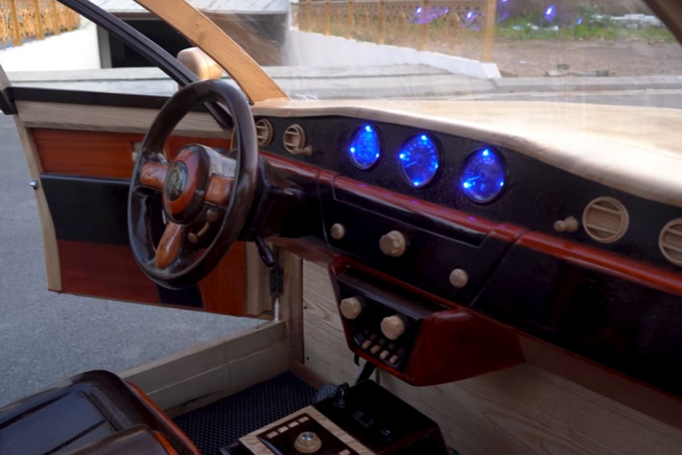 Tổng thể chiếc Rolls-Royce Phantom 6 bánh do anh Đạo chế tạo rất sát với nguyên mẫu.