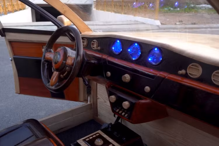 Tổng thể chiếc Rolls-Royce Phantom 6 bánh do anh Đạo chế tạo rất sát với nguyên mẫu.