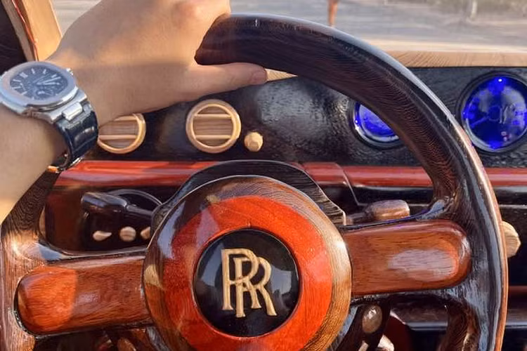 Điển hình như phần đầu xe cũng có logo "thiếu phụ bay", lưới tản nhiệt hình thác nước, đèn pha vuông vắn, cửa xe mở ngược hay đến cả vị trí để ô che mưa cũng giống y nguyên mẫu.