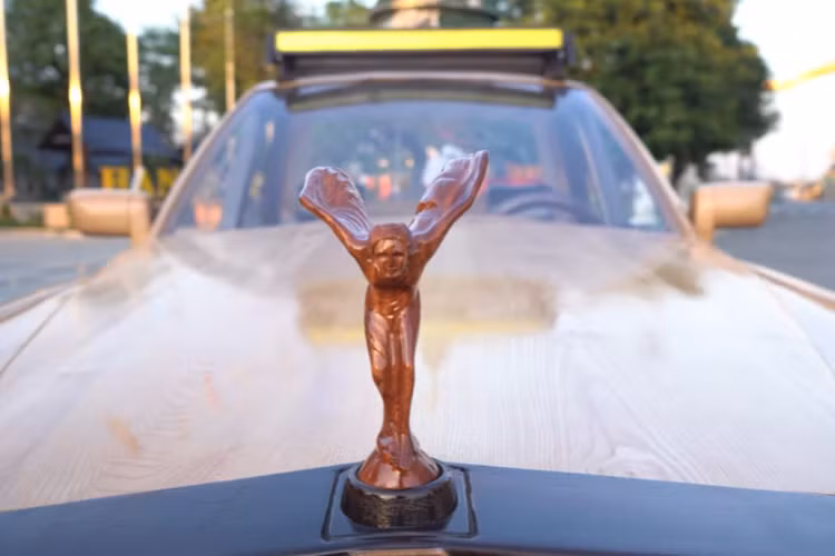 Không chỉ có ngoại thất, cabin của chiếc Rolls-Royce Phantom 6 bánh “gỗ” cũng được thiết kế “một chín một mười” với bản gốc với các cửa gió hình tròn, 3 đồng hồ minh họa ở khu vực táp-lô để hiển thị thông số xe,... .