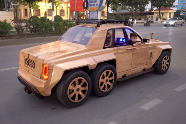 So với những mô hình mà anh đã chế tạo, chiếc Rolls-Royce Phantom 6 bánh này đặc biệt hơn khi sở hữu kích thước ngang một chiếc ôtô thật. Cụ thể, xe có chiều dài x rộng x cao lần lượt là 4,1 m x 1,55 m x 1,4 m. Thêm nữa, tác phẩm này còn được bổ sung cả khoang cốp để chở đồ phía sau.