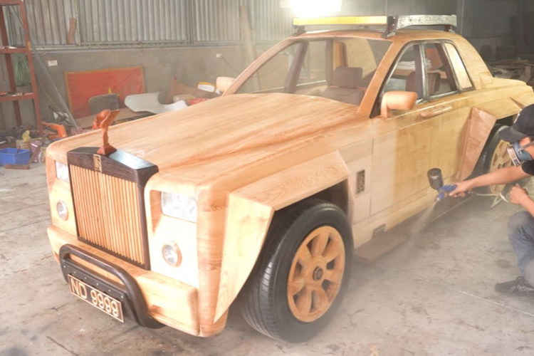 Cụ thể, mới đây anh chàng thợ mộc tài hoa này lại tiếp tục khiến cộng đồng mạng phải trầm trồ với tác phẩm Rolls-Royce Phantom 6 bánh bằng gỗ tuyệt đẹp.