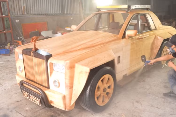 Cụ thể, mới đây anh chàng thợ mộc tài hoa này lại tiếp tục khiến cộng đồng mạng phải trầm trồ với tác phẩm Rolls-Royce Phantom 6 bánh bằng gỗ tuyệt đẹp.