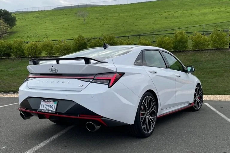 Vòng ra bên sườn, Hyundai Elantra N-line 2023 có la-zăng 18 inch thiết kế mới, logo N-line vẫn xuất hiện ngay sau bánh xe trước, y hệt bản cũ.