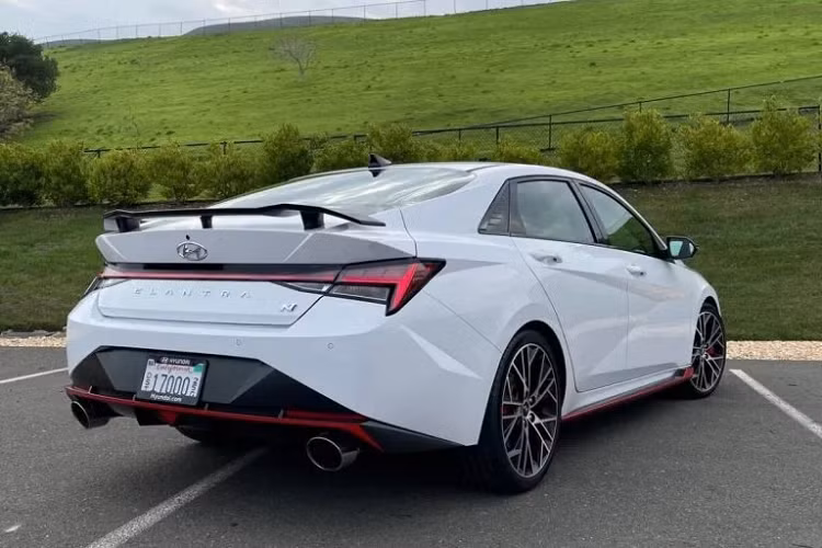 Vòng ra bên sườn, Hyundai Elantra N-line 2023 có la-zăng 18 inch thiết kế mới, logo N-line vẫn xuất hiện ngay sau bánh xe trước, y hệt bản cũ.