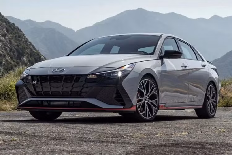 So với chiếc xe Hyundai Elantra N-lineđang bán tại Việt Nam, mẫu xe Hyundai Elantra N-line 2023 mới lộ ảnh trên Bộ công nghiệp và công nghệ thông tin của Trung Quốc có ngoại hình sắc cạnh hơn, khi phần đầu xe được trang bị các tấm ốp nhựa màu đen ở đèn pha kéo xuống cản trước, lưới tản nhiệt của Hyundai Elantra N-line 2023 được chia đôi, phần trên có thiết kế nhỏ hơn dưới, đèn pha mới và hốc gió cũng thay đổi nốt.