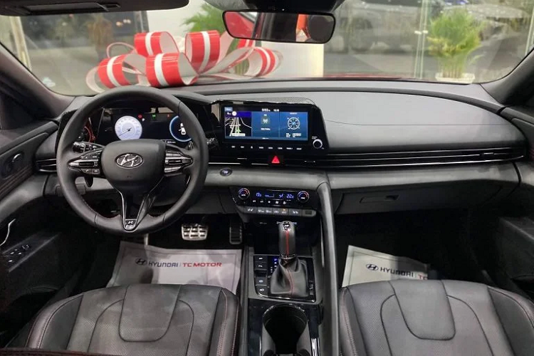 Chưa hết, Hyundai Elantra N-line 2023 còn được trang bị cảm biến lùi trước sau, cảm biến lùi trước sau, cảm biến lùi trước sau. xem camera,...