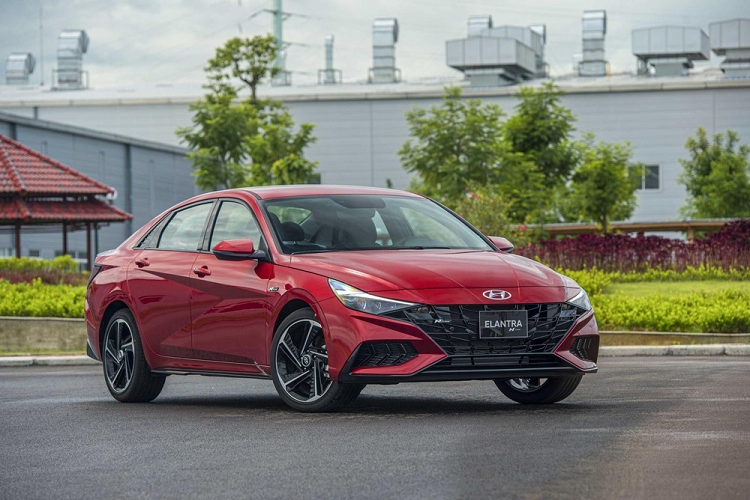 Chưa dừng lại đó, 1 phiên bản cá tính chỉ đứng sau Hyundai Elantra N 2023 về độ ngầu, mạnh và giá thành chính là N-line cũng đã lộ diện hình ảnh xem trước. Cụ thể, trong số mới nhất về thông tin khai báo của Bộ công nghiệp và công nghệ thông tin, bóng dáng của chiếc Hyundai Elantra N-line 2023 đã xuất hiện.