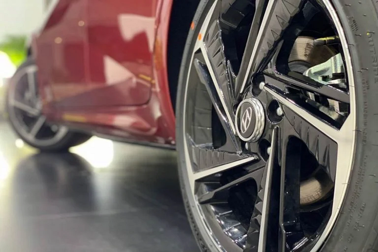 Thay đổi lớn tiếp theo của Hyundai Elantra N-line bản nâng cấp giữa vòng đời còn ở đằng sau, nơi cản sau bè ra nhiều hơn so với bản cũ, mang đến cái nhìn thể thao hơn hẳn, khuếch tán cũng được làm mới, và ống xả kép chỉ nằm bên phải, tương tự xe Hyundai Elantra N-line đang bán ở Việt Nam.