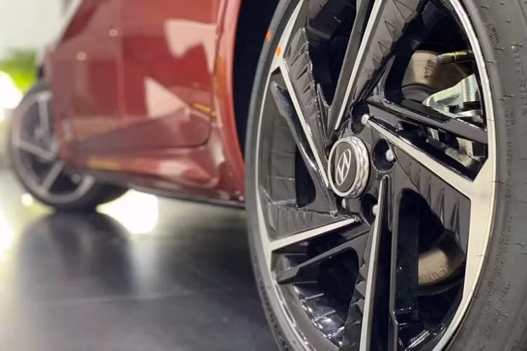 Thay đổi lớn tiếp theo của Hyundai Elantra N-line bản nâng cấp giữa vòng đời còn ở đằng sau, nơi cản sau bè ra nhiều hơn so với bản cũ, mang đến cái nhìn thể thao hơn hẳn, khuếch tán cũng được làm mới, và ống xả kép chỉ nằm bên phải, tương tự xe Hyundai Elantra N-line đang bán ở Việt Nam.