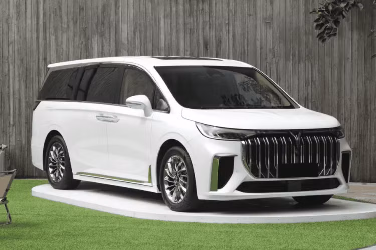 Có lẽ với nhiều người Việt, thương hiệu ôtô Dongfeng từ lâu đã được định hình là 1 hãng xe tải, tuy nhiên, là một trong 4 nhà sản xuất ôtô lớn của Trung Quốc, cùng với Chang'an Motors, FAW Group và SAIC Motor, vì thế, hãng xe Dongfeng còn sản xuất ra nhiều mẫu xe thương mại. Trong số này, phân khúc MPV hạng sang đang rất hot tại Trung Quốc, Dongfeng không thể đứng ngoài cuộc chơi.