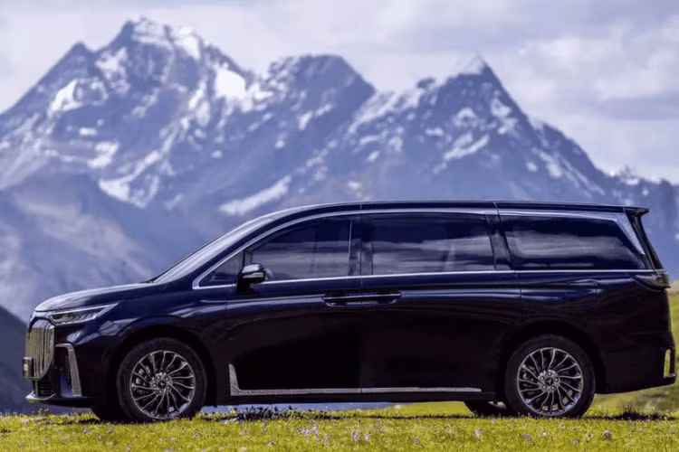 Buồng lái xe Voyah Dreamer 2024 có ba màn hình dài 1,4 mét bao gồm bảng đồng hồ, màn hình điều khiển trung tâm tích hợp chip Qualcomm Snapdragon 8155 và màn hình đồng lái. 