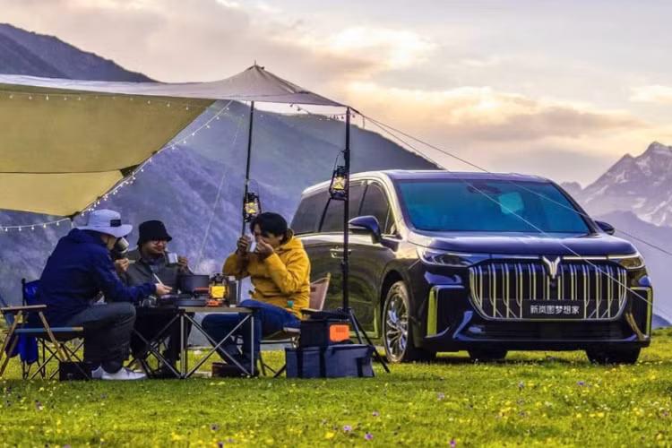 Là mẫu xe nâng cấp hàng năm, lần này, Voyah Dreamer 2024 đã tập trung chủ yếu vào hệ thống truyền động với phạm vi hành trình cao hơn và cấu hình nội thất sang, xịn, mịn. Đầu tiên là việc Voyah Dreamer 2024 có 4 màu ngoại thất: tím, đen, vàng và trắng. 