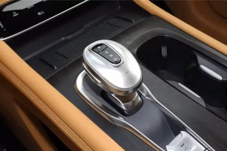 Phiên bản chạy điện thuần túy được trang bị bộ pin lithium ba cấp 108,73 kWh và động cơ kép phía trước + phía sau, với công suất hệ thống kết hợp và mô-men xoắn lần lượt là 320 mã lực và 620 Nm. Thời gian tăng tốc 0 – 100 km/h chính thức cũng là 5,9 giây và quãng đường chạy điện thuần CLTC là 650 km