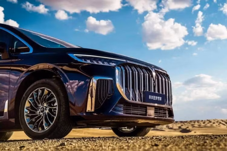 Ngoại hình không thay đổi nổi bật với lưới tản nhiệt thẳng kiểu thác nước mạ chrome tích hợp đèn pha hai bên. Được định vị là một chiếc MPV, xe có kích thước chiều dài, chiều rộng và chiều cao lần lượt sẽ là 5315/1985/1800 mm, chiều dài cơ sở 3.200 mm.