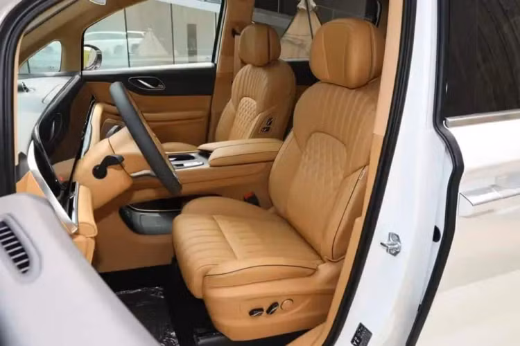 Voyah Dreamer 2024 có sẵn ở cả phiên bản plug-in hybrid và thuần điện. Tất cả các mẫu xe plug-in hybrid đều được trang bị bộ pin lithium ternary 43 kWh, động cơ hybrid bao gồm máy xăng 4 xi-lanh, dung tích 1,5 lít và động cơ kép, cung cấp công suất và mô-men xoắn kết hợp lần lượt là 420 kW và 840 Nm.