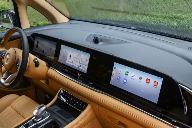 Ngoài ra, các phiên bản cao cấp còn được trang bị ghế lái chỉnh điện 12 hướng, ghế phụ chỉnh điện 6 hướng, hàng ghế thứ hai chỉnh điện 10 hướng cùng các chức năng sưởi, thông gió, massage. đối với hai hàng đầu tiên, bàn khay có thể gập lại ở hàng thứ hai, hệ thống âm thanh loa Dynaudio và hệ thống chiếu sáng xung quanh 64 màu.