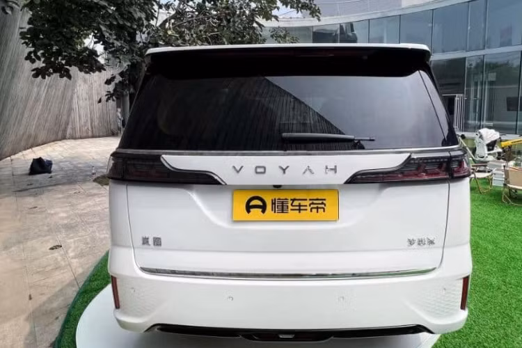 Vào ngày 7/10 vừa qua, thương hiệu Voyah của Dongfeng đã thông báo rằng mẫu MPV Dreamer của họ sẽ mở bán trước. Mức giá xe Voyah Dreamer 2024 khởi điểm là 369.900 nhân dân tệ, khoảng 50.700 USD, (tương đương 1,2 tỷ đồng) và sẽ ra mắt chính thức vào ngày 12/10/2023 tại Trung Quốc.