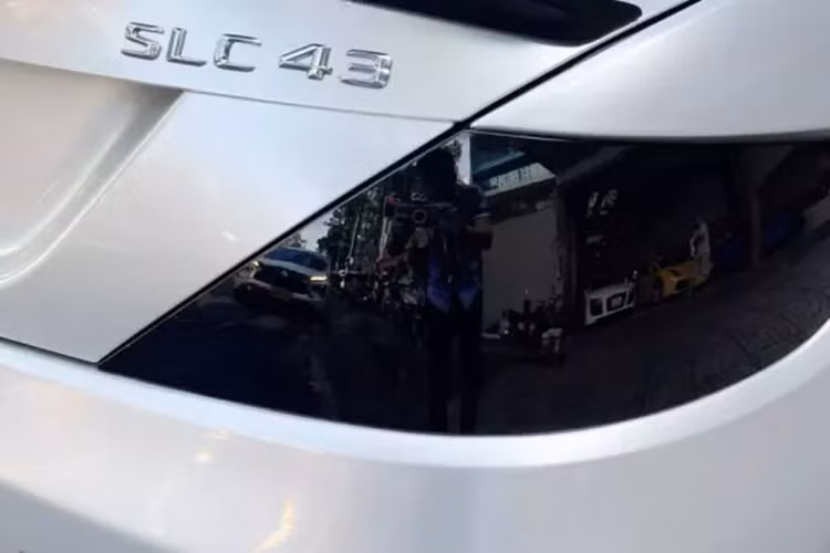 Chỉ đến khi 1 đại gia ở Sài thành chốt đơn chiếc xe thể thao hiệu suất cao Mercedes-AMG GT S, nhìn thấy được sự dễ thương trong thiết kế, sức mạnh của động cơ và quan trọng, chỉ có 1 xe duy nhất về nước, nên đã xuống tiền mua luôn chiếc xe thể thao hàng hiếm Mercedes-Benz SLC 43 mui trần.