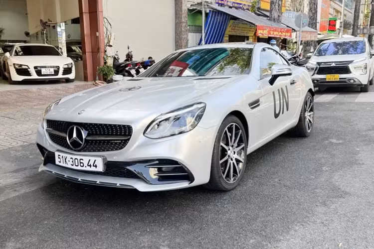 Mercedes-Benz SLC 43 được trang bị nhiều tính năng an toàn như camera chiếu hậu và hệ thống hỗ trợ phanh linh hoạt tiêu chuẩn mới. Hệ thống sẽ cảnh báo người lái nếu phát hiện ra nguy cơ va chạm. Nếu người lái không kịp phản ứng, hệ thống sẽ tự động phanh xe lại để tránh va chạm hoặc giảm mức độ thương vong.