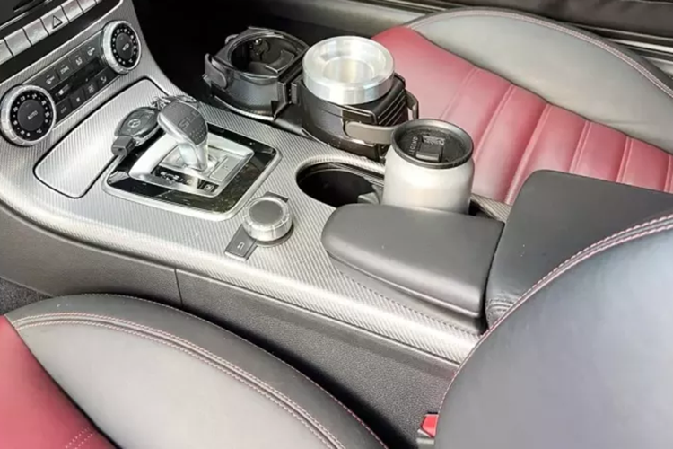 Vì trong 7 năm chỉ chạy chưa đến 3.000 km, vì thế, nội thất của chiếc xe thể thao Mercedes-Benz SLC 43 mui trần này cũng không bị lão hóa theo thời gian nhiều,2 bên ghế chỉ xuất hiện vài nết nhăn không đáng kể, ghế ngồi của xe được bọc da 2 màu là đỏ và đen. Các nút bấm trên xe còn rất mới, điều rất hiếm gặp trên các mẫu xe đã trải qua cùng với chủ nhân trên 5 năm.