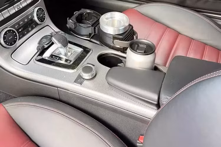 Vì trong 7 năm chỉ chạy chưa đến 3.000 km, vì thế, nội thất của chiếc xe thể thao Mercedes-Benz SLC 43 mui trần này cũng không bị lão hóa theo thời gian nhiều,2 bên ghế chỉ xuất hiện vài nết nhăn không đáng kể, ghế ngồi của xe được bọc da 2 màu là đỏ và đen. Các nút bấm trên xe còn rất mới, điều rất hiếm gặp trên các mẫu xe đã trải qua cùng với chủ nhân trên 5 năm.