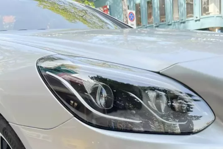 Sau đó, đại lý đã nhanh chóng tìm chủ nhân cho mẫu xe này, tuy nhiên, có lẽ vì độ độc, bản hiệu suất cao, và giá bán không rẻ nên chiếc Mercedes-Benz SLC 43 đã nhiều lần được chuyển showroom của hãng để tìm vận may nhưng không có khách nào để ý.