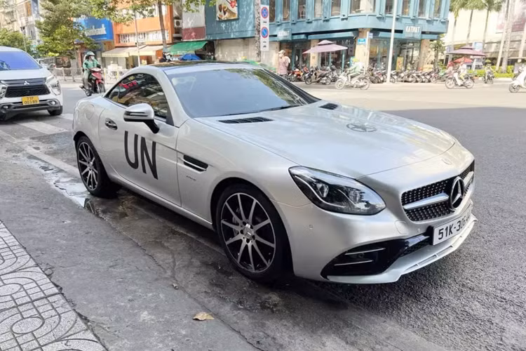 Ông Đặng Lê Nguyên Vũ có thú vui là sưu tập dàn xe hiệu suất cao của Mercedes-Benz, vì thế, khi hay tin showroom siêu xe quen thuộc của mình mới săn được 1 chiếc xe Mercedes-AMG SLC 43 cực hiếm, doanh nhân này đã nhanh chóng mua lại.