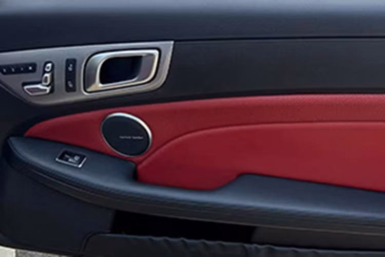 Thiết kế nội thất của Mercedes-Benz SLC 43 so với bản tiêu chuẩn chỉ được nâng cấp một số chi tiết như vô lăng thể thao, cụm đồng hồ cải tiến và bộ phụ kiện bằng nhôm với bề ngoài giả sợi carbon.