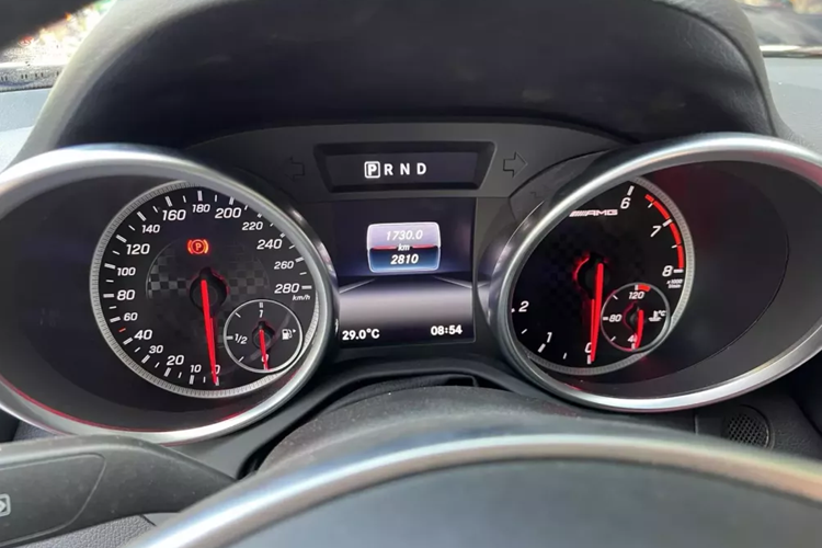 Đặc biệt hơn, người này đã yêu cầu hãng sơn lại ngoại thất chiếc xe thể thao hàng hiếm Mercedes-Benz SLC 43 mui trần từ màu đen sang vàng, để tông xuyệt tông với ngoại thất xe Mercedes-AMG GT S của mình đặt mua chính hãng.