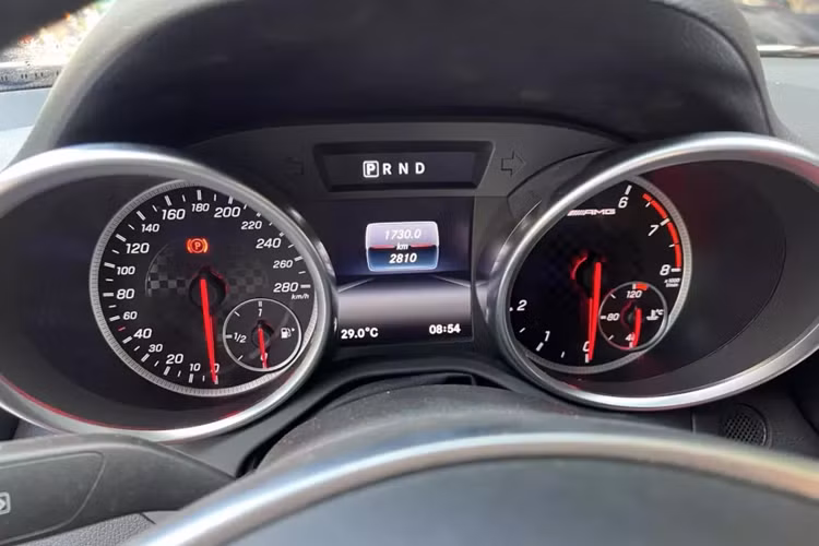 Đặc biệt hơn, người này đã yêu cầu hãng sơn lại ngoại thất chiếc xe thể thao hàng hiếm Mercedes-Benz SLC 43 mui trần từ màu đen sang vàng, để tông xuyệt tông với ngoại thất xe Mercedes-AMG GT S của mình đặt mua chính hãng.