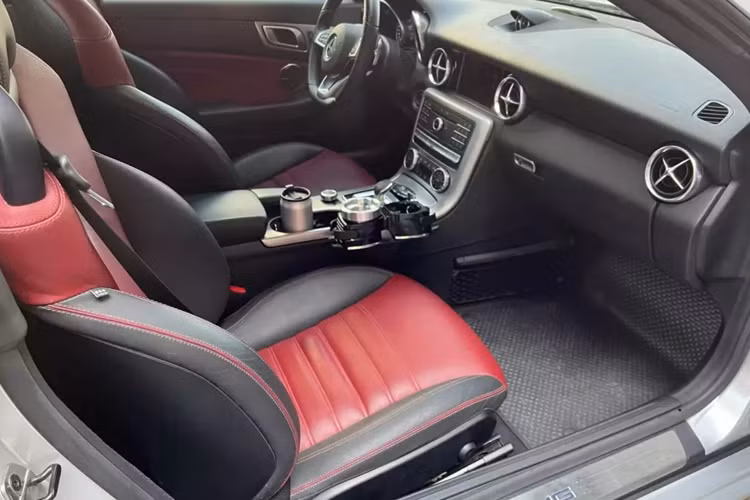 Như vậy, tính từ lúc xe mới về nước cho đến khi được ông Đặng Lê Nguyên Vũ lái ra đường vào ngày 4/11, đã hơn 7 năm, và chiếc xe thể thao mui trần Mercedes-Benz SLC 43 này lăn bánh chưa qua 3.000 km, trải qua 2 đời chủ, ông Đặng Lê Nguyên Vũ mua lại xe từ năm ngoái.