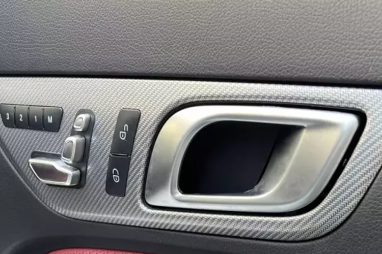 Về ngoại thất, chiếc xe Mercedes-Benz SLC 43 sau khi về tay "Qua" Vũ đã được dán lại màu bạc, 1 số chi tiết được dán hoặc sơn đen lại, tạo điểm nhấn, bộ mâm vẫn để nguyên bản và tất nhiên, 2 bên cửa xe, được dán thêm UN, cách nhận biết các siêu xe, xe thể thao cùng nhiều dòng xe khác của ông Vũ.