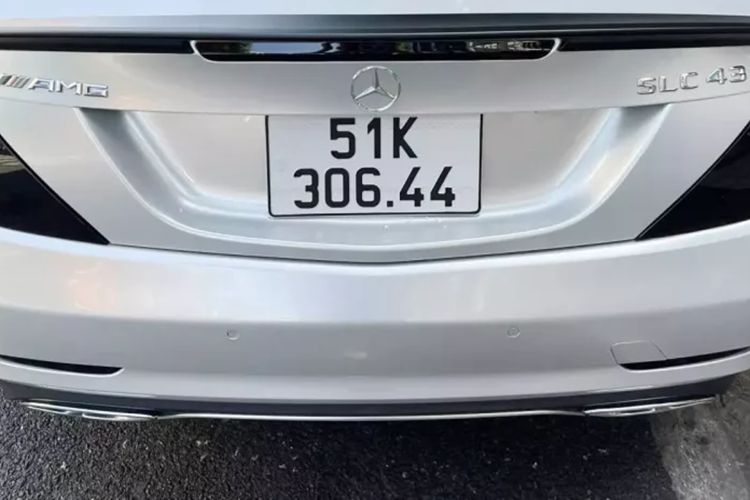 Thông tin chúng tôi tìm hiểu có được, chiếc xe thể thao mui trần Mercedes-AMG SLC 43 của Đặng Lê Nguyên Vũ mới xuất hiện trên đường phố Sài Gonf có lý lịch khá đặc biệt. Cụ thể, chiếc xe thể thao Mercedes-Benz SLC 43 mui trần này được đưa về nước vào tháng 9/2016 để trưng bày tại triển lãm ô tô quốc tế Việt Nam 2016.