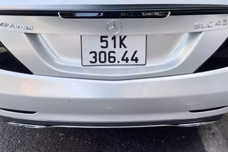 Thông tin chúng tôi tìm hiểu có được, chiếc xe thể thao mui trần Mercedes-AMG SLC 43 của Đặng Lê Nguyên Vũ mới xuất hiện trên đường phố Sài Gonf có lý lịch khá đặc biệt. Cụ thể, chiếc xe thể thao Mercedes-Benz SLC 43 mui trần này được đưa về nước vào tháng 9/2016 để trưng bày tại triển lãm ô tô quốc tế Việt Nam 2016.