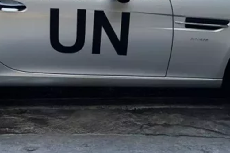 Tất nhiên không thiếu các chi tiết bằng carbon nhám. Vì là xe mui trần, vì thế, chiếc xe thể thao Mercedes-Benz SLC 43 phải hy sinh 1 phần cốp khoang hành lý để chứa bộ mui xếp cứng của xe. Theo hãng Mercedes-Benz, mui xếp cứng của SLC 43 có thể đóng/mở trong vòng 16 giây, ngoài ra, người dùng còn có thể đóng hoặc mở khi xe đang chạy ở vận tốc dưới 40 km/h.