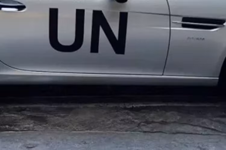 Tất nhiên không thiếu các chi tiết bằng carbon nhám. Vì là xe mui trần, vì thế, chiếc xe thể thao Mercedes-Benz SLC 43 phải hy sinh 1 phần cốp khoang hành lý để chứa bộ mui xếp cứng của xe. Theo hãng Mercedes-Benz, mui xếp cứng của SLC 43 có thể đóng/mở trong vòng 16 giây, ngoài ra, người dùng còn có thể đóng hoặc mở khi xe đang chạy ở vận tốc dưới 40 km/h.