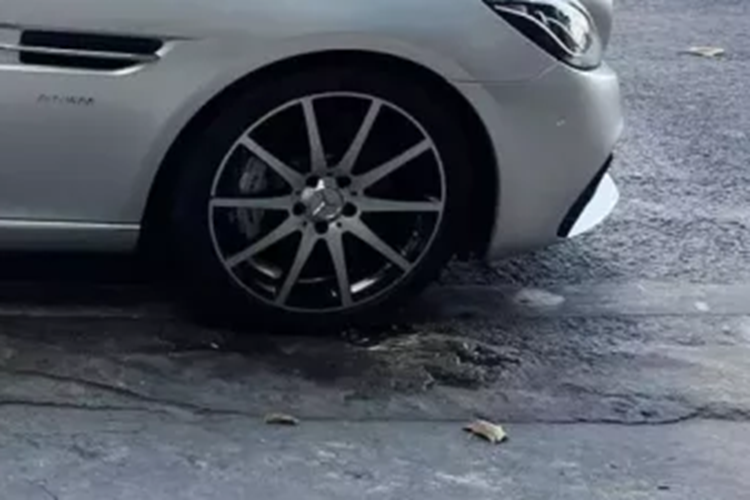 Ghế ngồi sử dụng da Nappa đi kèm hệ thống thông tin giải trí Comand với màn hình 7 inch độ phân giải cao hơn, ngoài ra, còn có dàn âm thanh đến từ thương hiệu Harman Kardon.