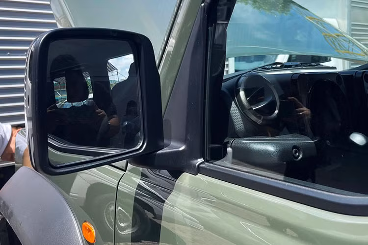 Ngoài ra, Suzuki Jimny tại Việt Nam dự kiến còn có những trang bị như đèn pha LED tự động bật/tắt, đèn sương mù, đèn hậu LED, vành hợp kim 15 inch, lốp 195/80R15, lốp dự phòng nằm giữa cửa cốp, ghế bọc nỉ...